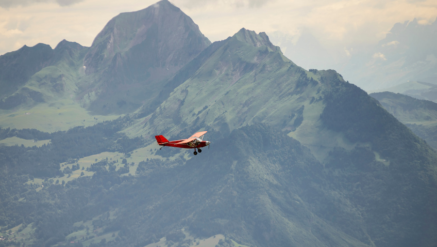 cross-country-airplane-flying